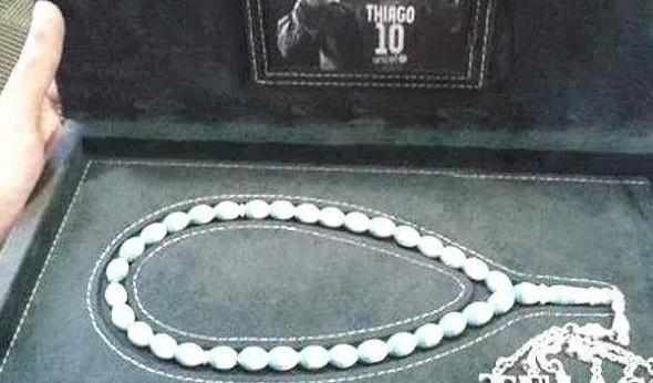 梅西被送生日礼物,梅西被记者送红绳