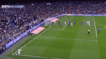 c罗弹跳头球,c罗弹跳滞空头球经典照片