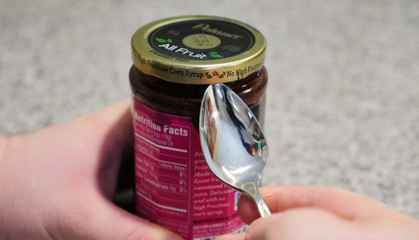 玻璃瓶塑料盖拧不开小妙招,磨砂的玻璃瓶盖打不开有啥妙招