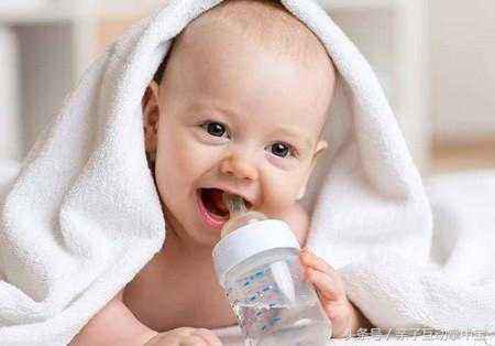 “纯母乳的孩子不用喝水?你没看到孩子嘴都干裂了还不给喝水?”