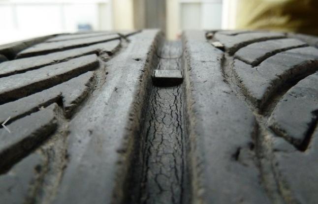 汽车轮胎被割还是划破怎么区分,轮胎侧边划破漏气了必须换胎吗