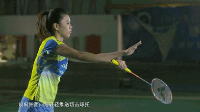 羽毛球双打接发球握拍姿势,羽毛球双打发球时站位