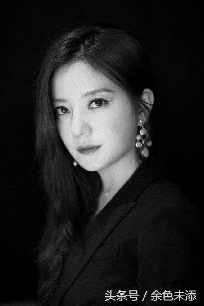 喜欢戴夸张耳饰的不止章子怡，还有她们