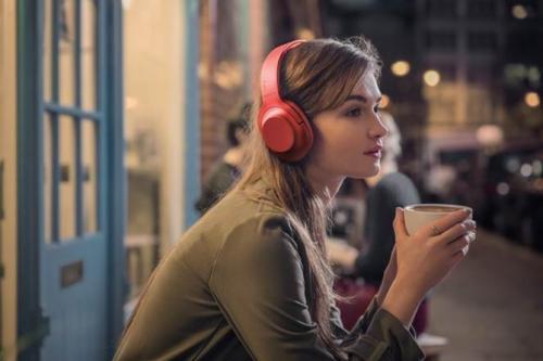 想要时尚跟着潮流走,潮流穿搭戴有线耳机