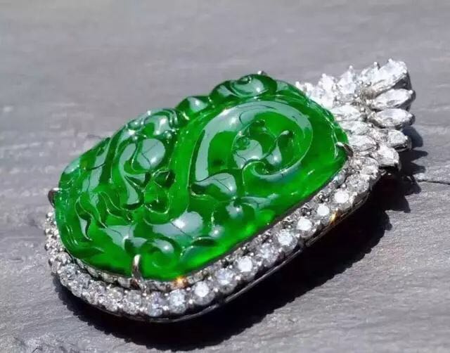 买翡翠看自然光,买翡翠用什么样的器具鉴别