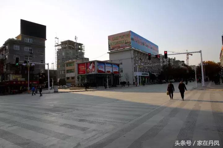 昨天晚上,大家都在广场抬头看一块屏幕!