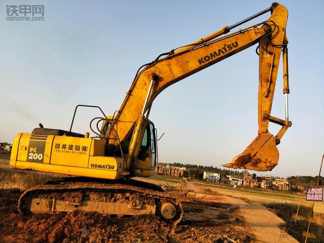 为什么广东人喜欢老雅阁,怎样挑选二手小松挖掘机