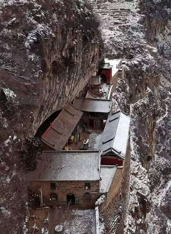 太行山悬崖古洞图片,鹿泉太行山的千年古寺