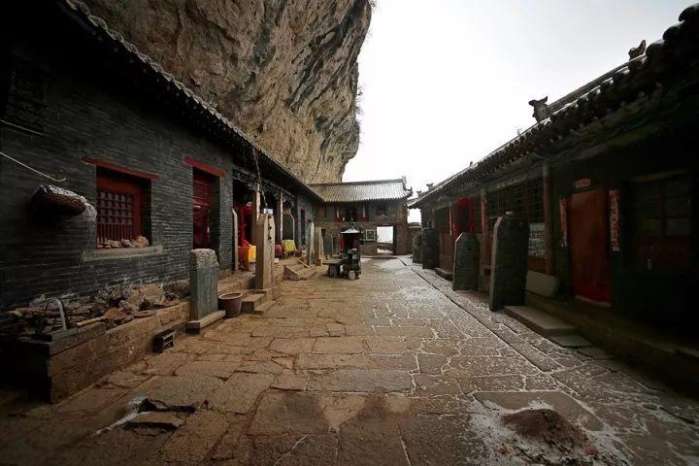 太行山悬崖古洞图片,鹿泉太行山的千年古寺