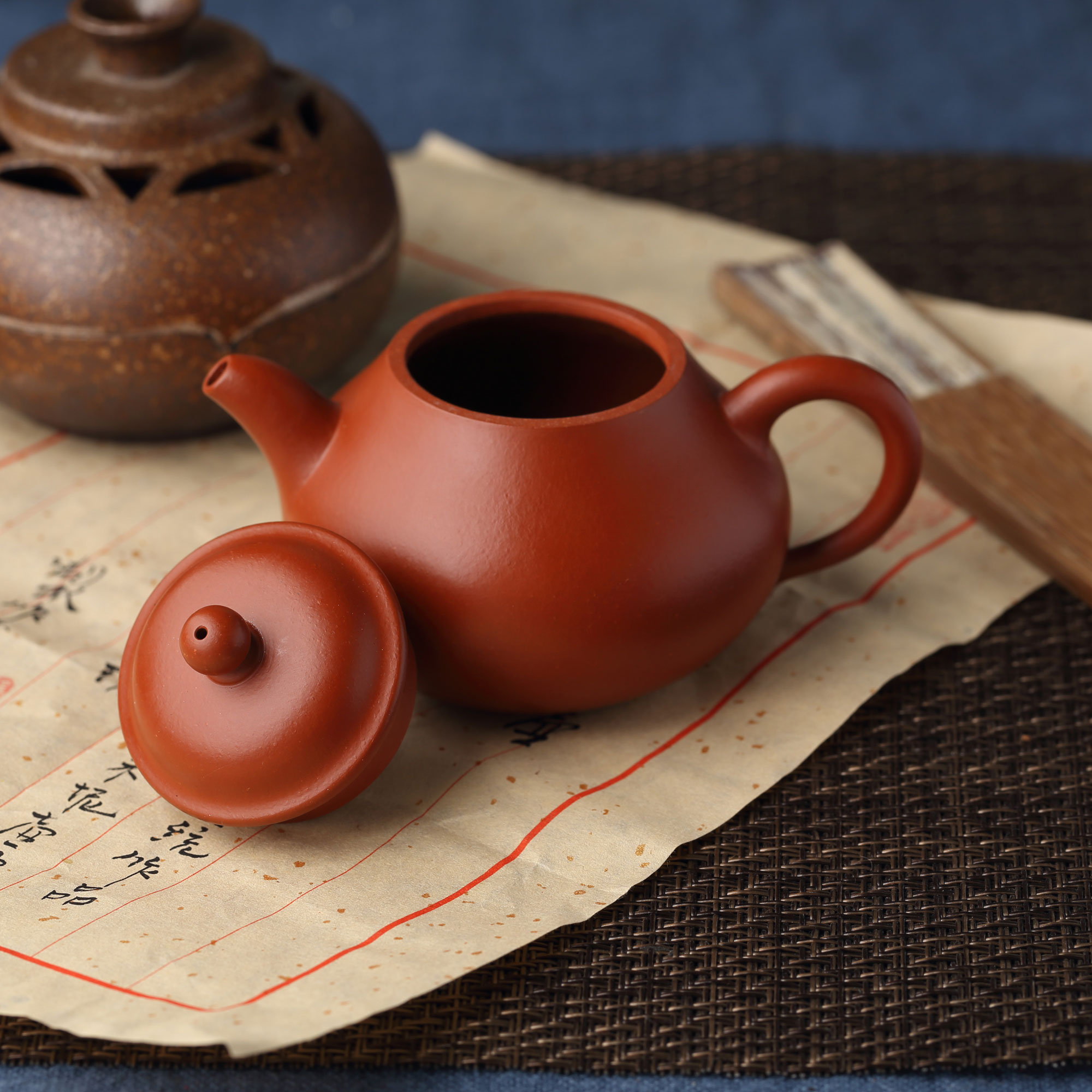 怎么鉴别一把老紫砂壶,名家的紫砂壶和普通的紫砂壶区别