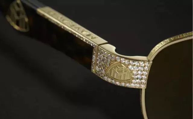 几百上千万买的豪华车，你以为只有裸车？这些赠品能换一辆奔驰！