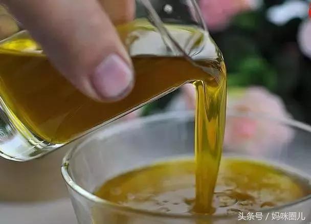 宝宝额头上的乳痂怎么去掉,新生儿脸上奶痂怎么消除
