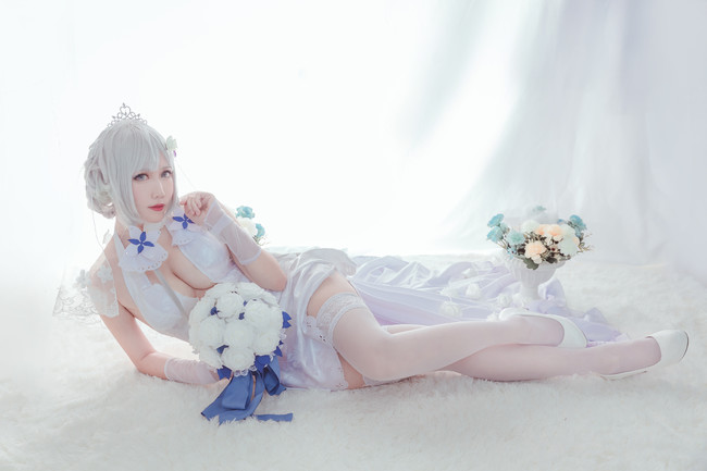 酥胸半露尽显*物尤**看美女是如何装扮COS迷倒众生