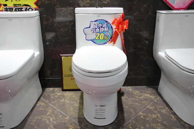 法恩莎卫浴城外诚店内多款座便器特价促销
