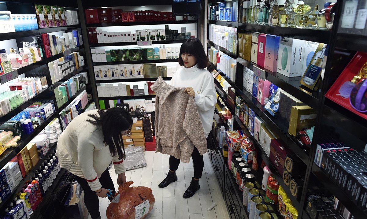 中国游客在韩国免税店前排队购物,韩国免税店中国游客排队现象