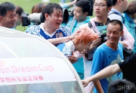 鹿晗踢球实力,网友偶遇鹿晗视频