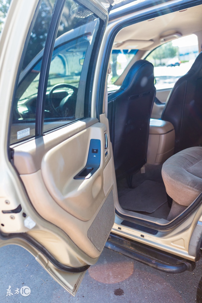 汽车的车门被刮凹进去了怎么解决,买车磕碰