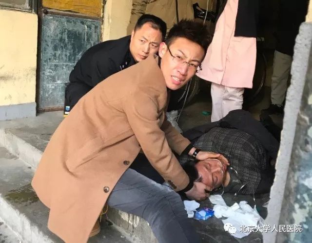 直击｜为白衣天使点赞！路遇昏迷病人怎么办？“人民”急诊护士用行动告诉您~