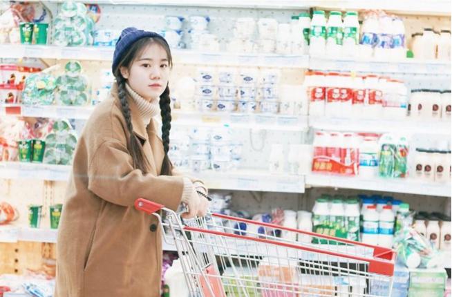 自然卷头发怎样变直,头发多又蓬松适合哪种卷发发型