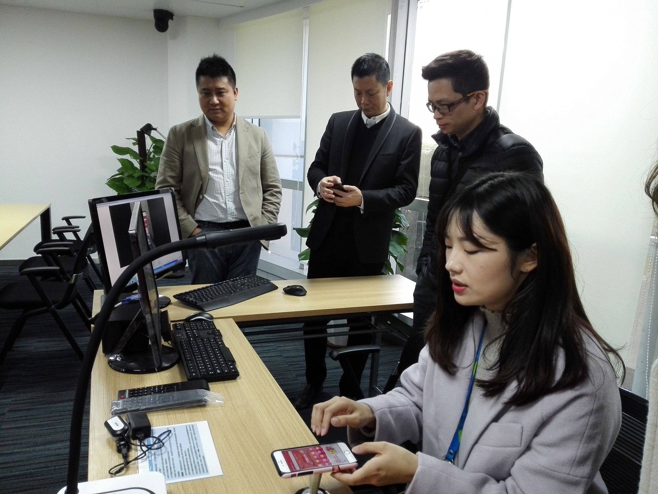 深圳德真科技邀南方教育装备创新产业城参观深圳用户体验创新成果