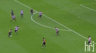 19岁的梅西给足坛带来的震撼,梅西的高光时刻人缝1v3无解过人