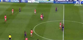 19岁的梅西给足坛带来的震撼,梅西的高光时刻人缝1v3无解过人