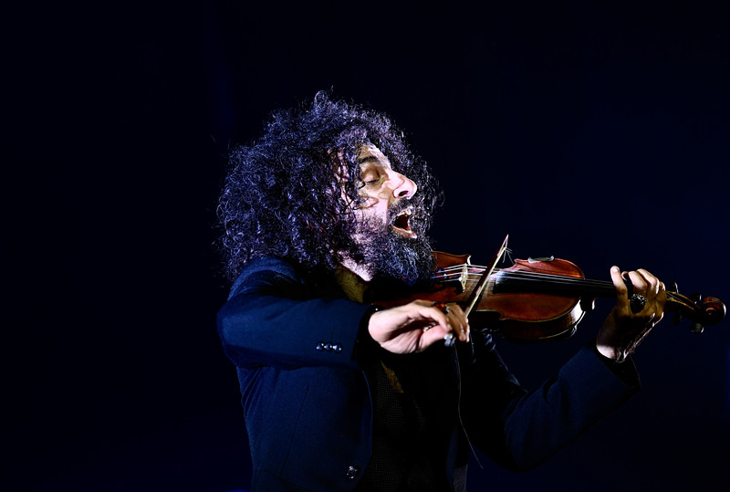 组图“琴魔”艾拉马立肯疯狂炫酷拉！拉！拉！跑跳跪走样样有