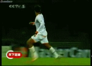 19岁的梅西给足坛带来的震撼,梅西的高光时刻人缝1v3无解过人