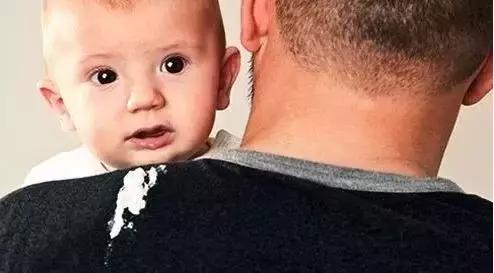 宝宝吃奶粉不会吐奶吃母乳就吐奶,母乳转奶粉宝宝频繁吐奶