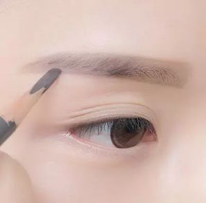 眉毛眼睛距离近怎么改善,眉毛与眼睛的距离怎么改善