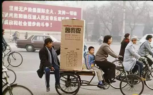 那时候妈妈坐在缝纫机前做针线活咔嗒咔嗒的声音可好听了六零芳华