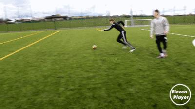 足球教程教你如何穿裆戏耍对手,足球防人时怎么防穿裆