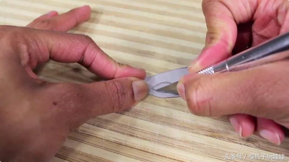 怎么做芭比娃娃的头壳,自己给芭比娃娃制作头饰