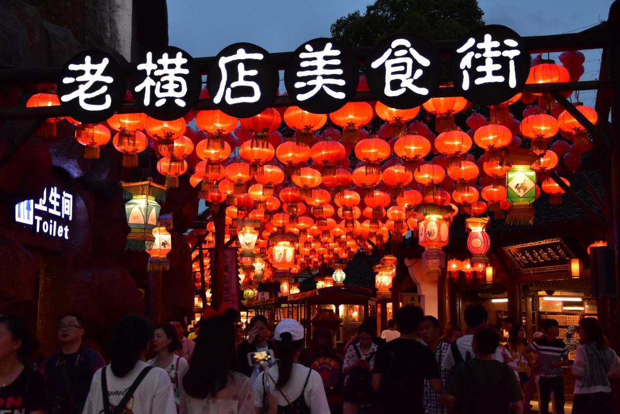 还做一只孤独旅行蛙？这个春节，和家人来横店一起玩转大庙会吧！