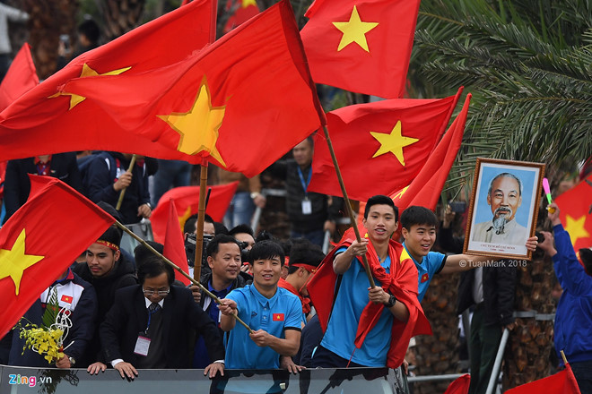 越南男足亚锦赛获亚军凯旋，民众举着*旗国**夹道欢迎