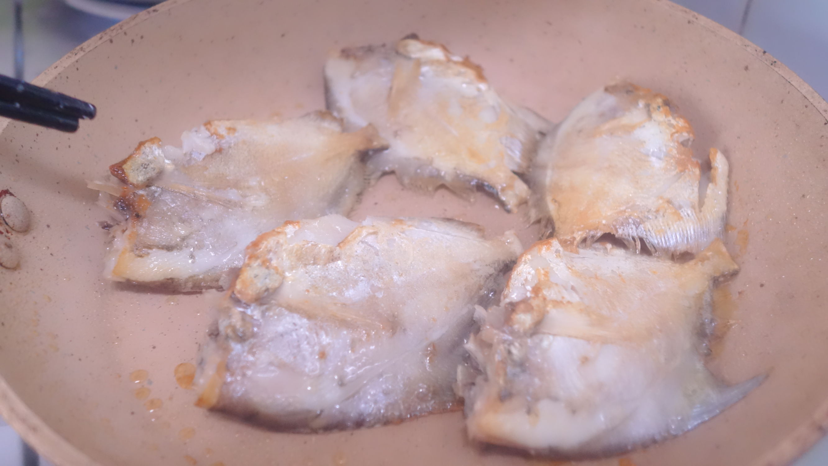 煎好的鱼倒入有甜味的锅里,煲出来香味袭人,简单易做好下饭