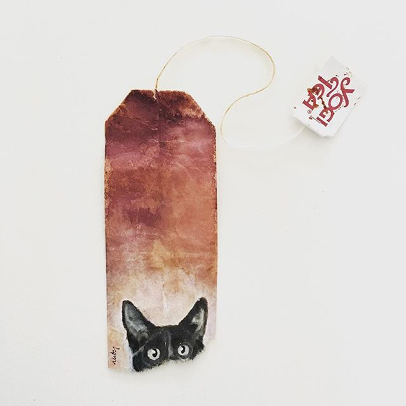 在红宝石银色的“茶包”上出现伦勃朗手持自拍杆