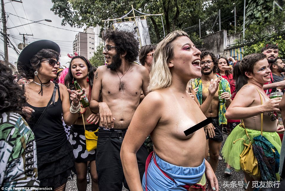 巴西的狂欢者们脱下衣服尬舞，只为下个月的狂欢节热身