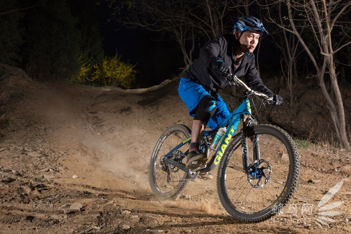 神牛ad600bm外拍灯的同步速度,神牛ad600外拍灯引闪器设置