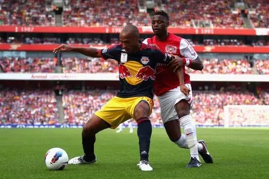 足球怎么提高背身拿球能力,踢球怎么合理利用膝盖不受伤