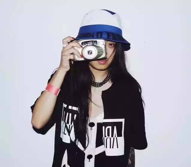 权志龙巴黎陈冠希,权志龙与朋友私下聚餐