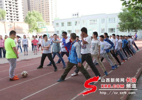 小学足球公开课热身活动,足球公开课放松活动