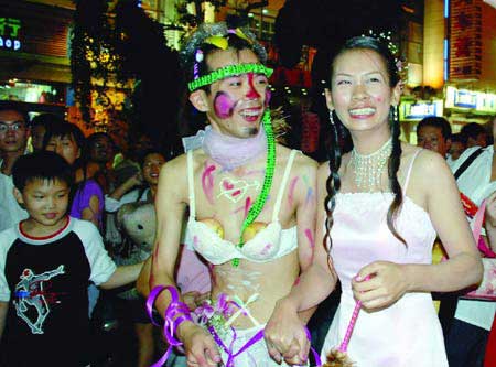 开门后新郎怒扇小姨子！不忍直视，这些低俗婚闹，是要判刑的