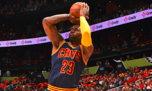 骑士和勇士劲爆瞬间,骑士疯狂单打库里