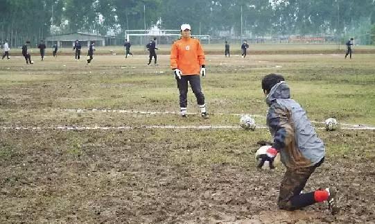 足球毕业季视频,毕业季不说再见歌曲