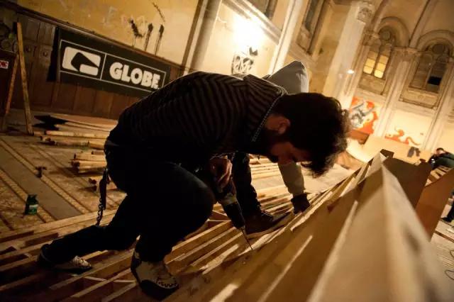 上帝涂鸦：他将废弃教堂变成了彩虹天堂