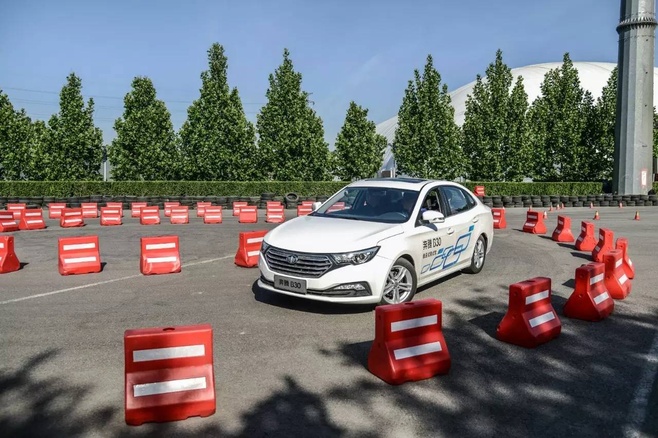 奔跑吧，奔腾|奔腾家族游戏大通关，车企也玩嘉年华