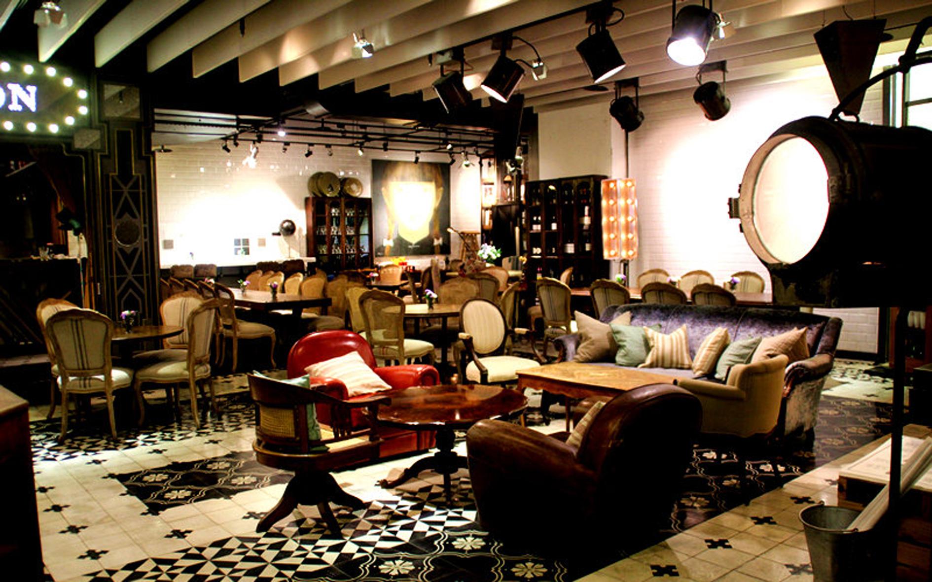 在书店里度过了一个下午,在书店度过美好的时光