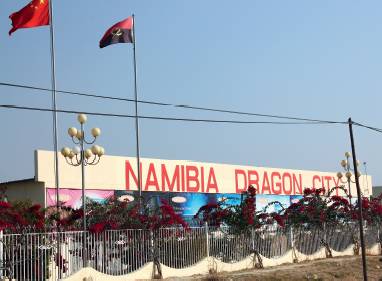 建“龙城”、被绑架、当酋长：他们冒着生命危险在非洲赚钱