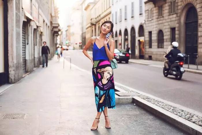 她长得不咋地又黑又矮穿得竟比明星还漂亮！